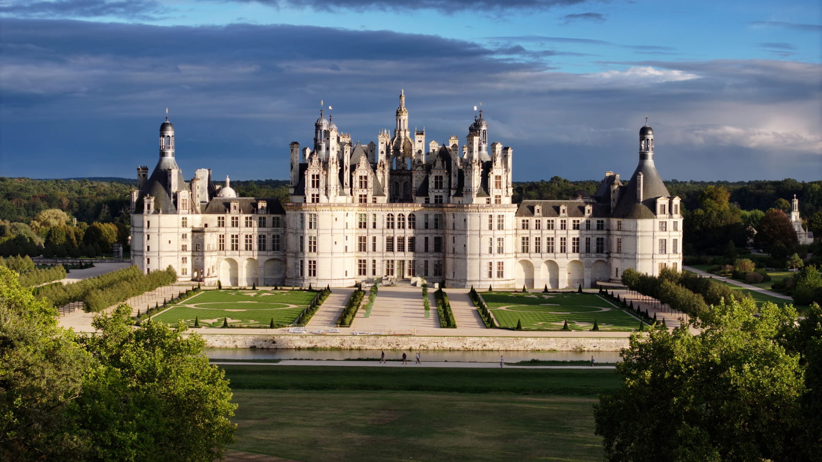 Loire Valley Castles: Timeless elegance and power